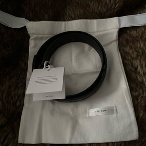 THE ROW classic belt in black leather.
Silver tone square buckle.
Made in Italy.